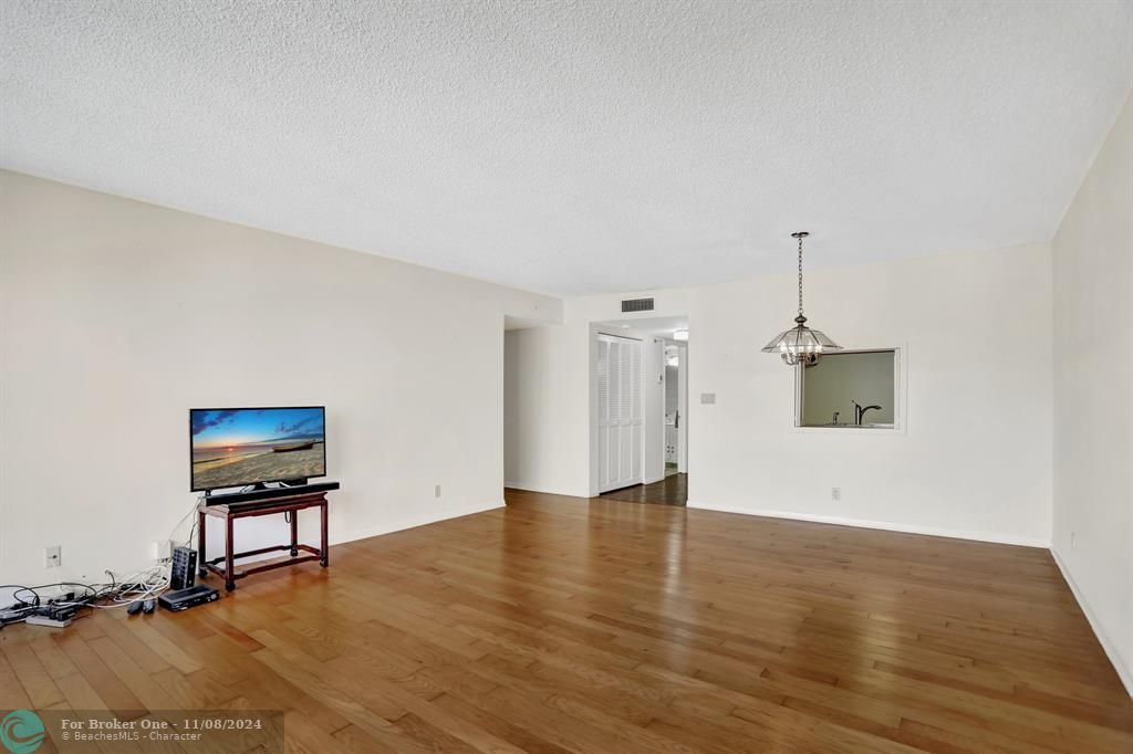 For Sale: $499,000 (1 beds, 1 baths, 1080 Square Feet)