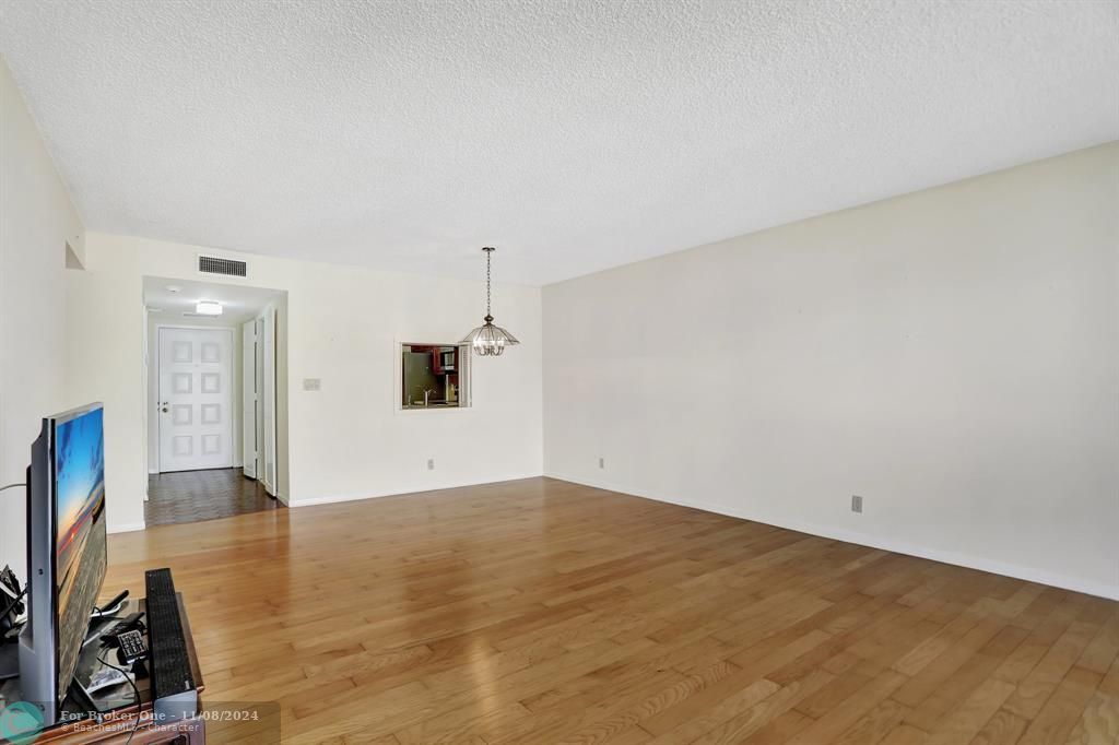 For Sale: $499,000 (1 beds, 1 baths, 1080 Square Feet)