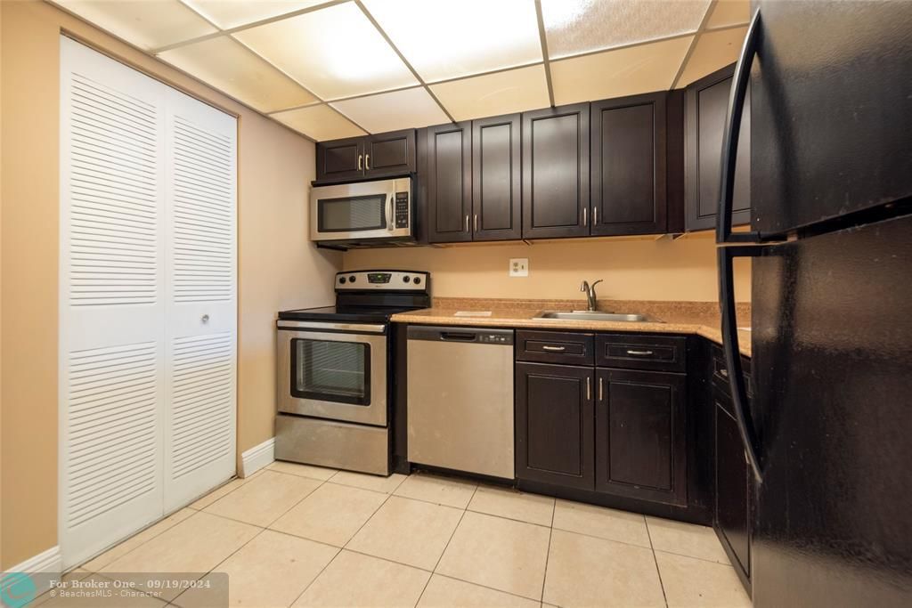 For Rent: $1,700 (2 beds, 2 baths, 949 Square Feet)