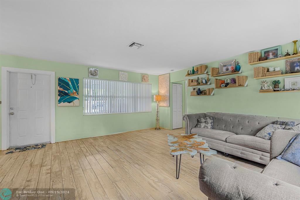 For Sale: $615,000 (2 beds, 1 baths, 1104 Square Feet)