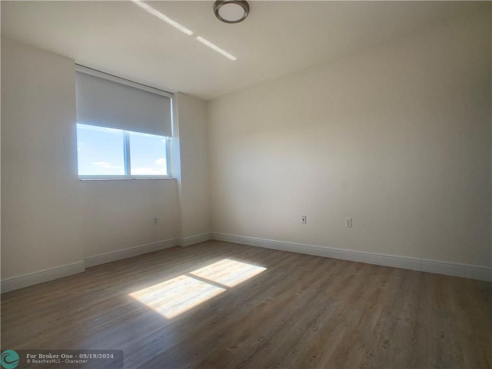 For Rent: $2,862 (2 beds, 1 baths, 930 Square Feet)