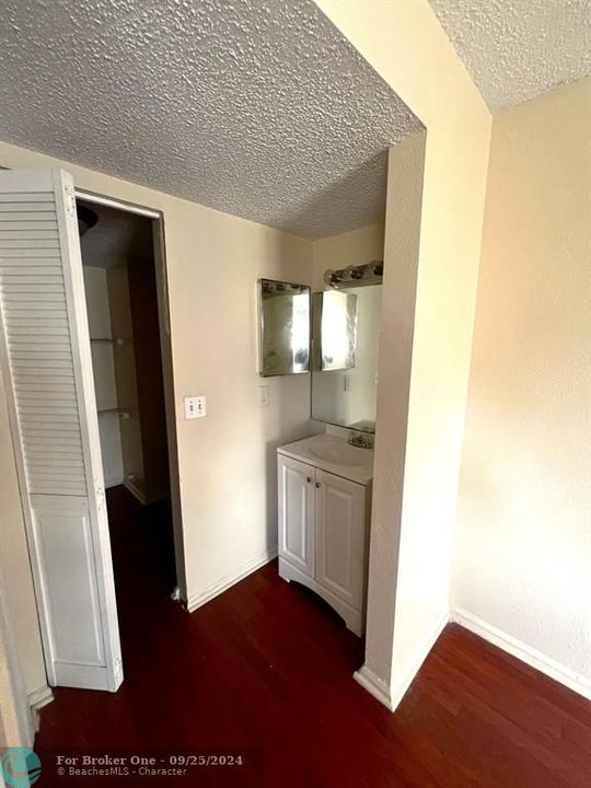 For Rent: $1,950 (2 beds, 2 baths, 855 Square Feet)