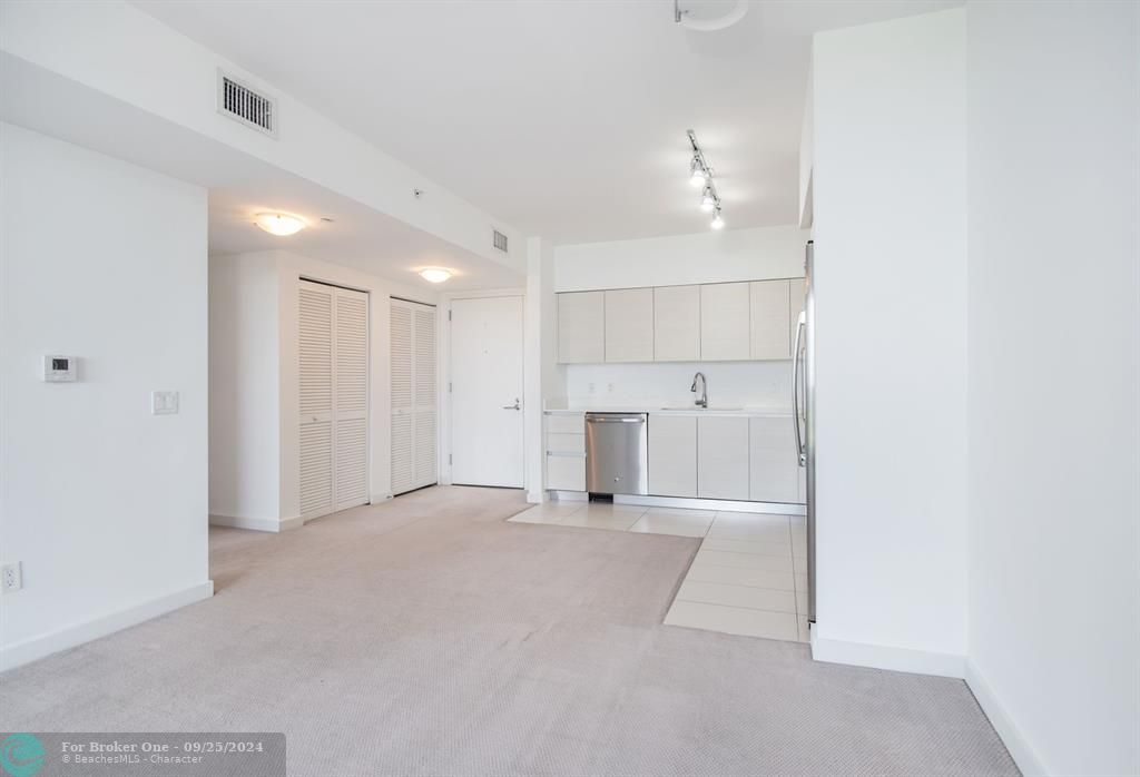 For Sale: $419,000 (1 beds, 1 baths, 648 Square Feet)