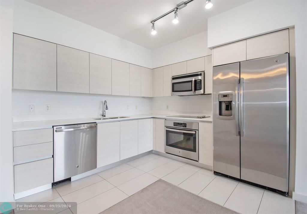 For Sale: $419,000 (1 beds, 1 baths, 648 Square Feet)