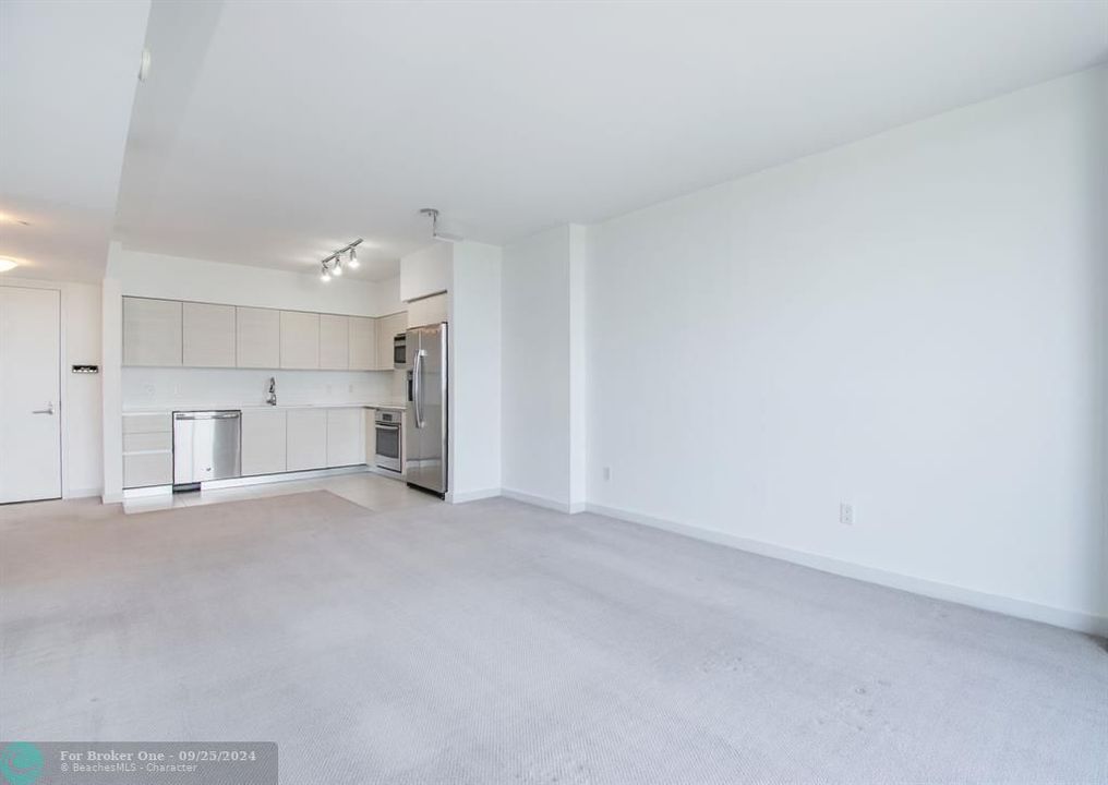 For Sale: $419,000 (1 beds, 1 baths, 648 Square Feet)