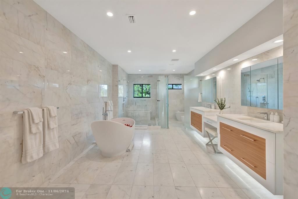 For Sale: $6,995,000 (6 beds, 6 baths, 7707 Square Feet)