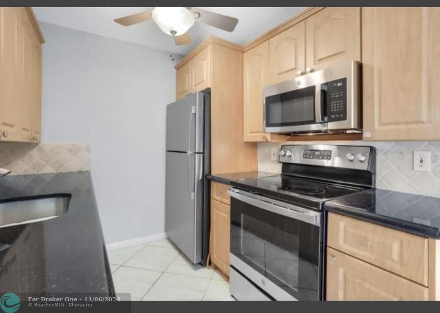 For Sale: $139,000 (1 beds, 1 baths, 738 Square Feet)