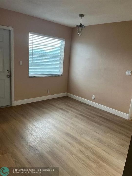 For Rent: $1,650 (1 beds, 1 baths, 730 Square Feet)