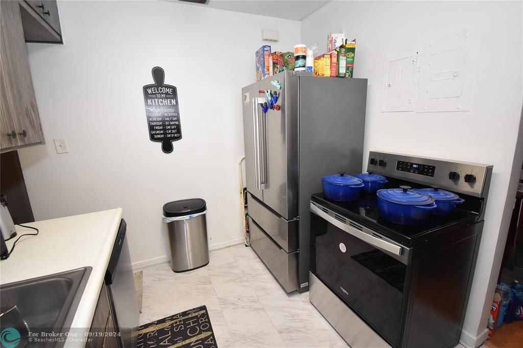 For Sale: $460,000 (2 beds, 1 baths, 900 Square Feet)