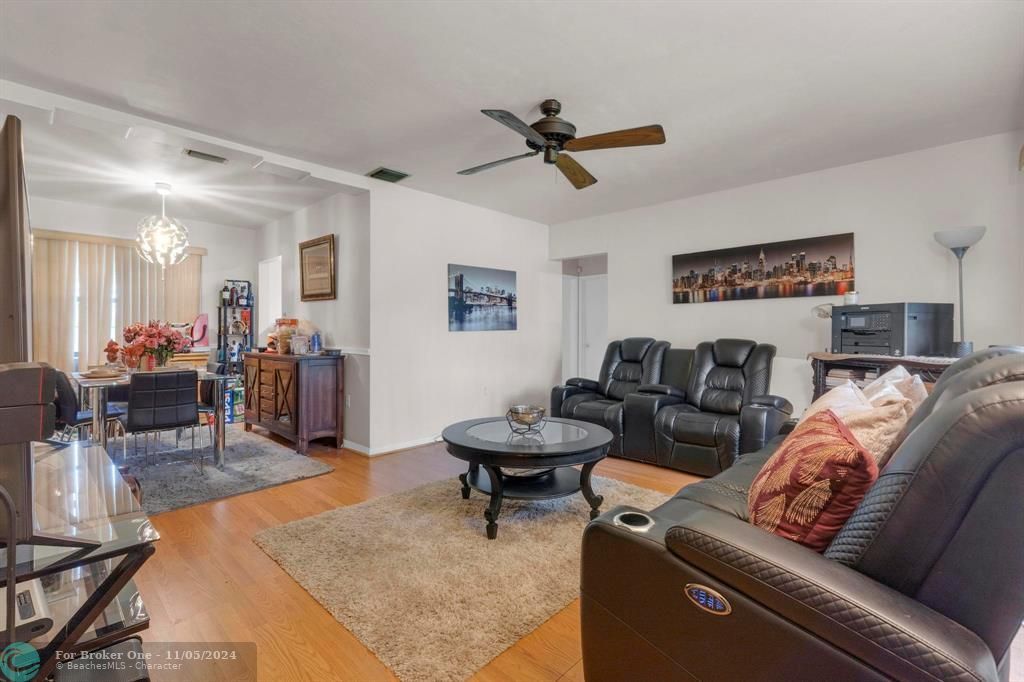 For Sale: $460,000 (2 beds, 1 baths, 900 Square Feet)