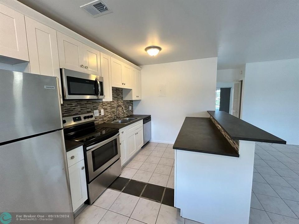 For Rent: $2,150 (1 beds, 1 baths, 723 Square Feet)