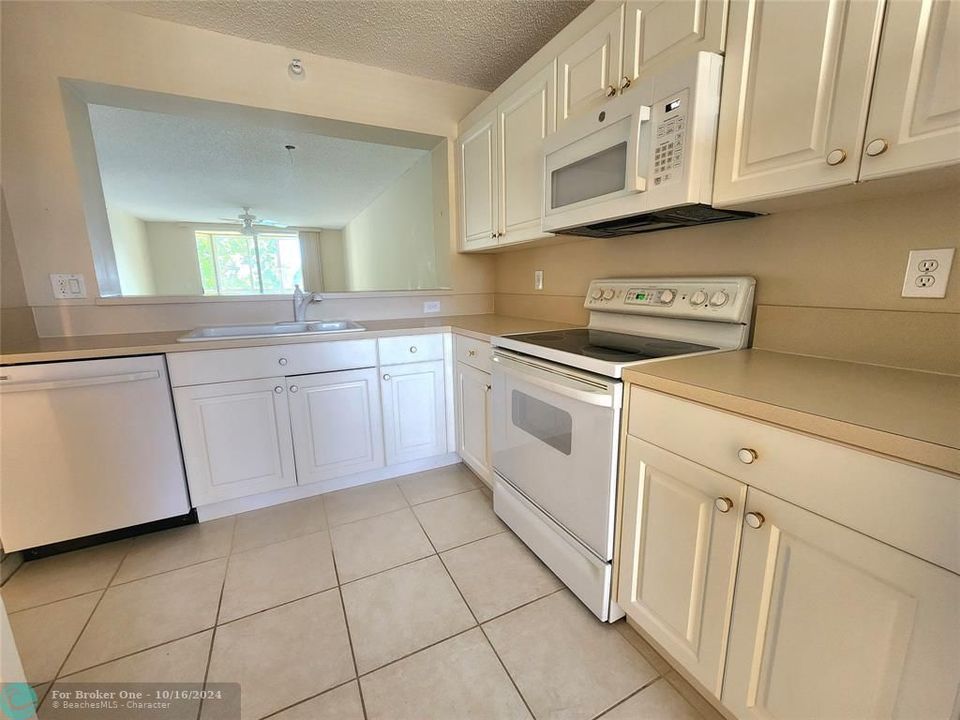 For Sale: $225,000 (2 beds, 2 baths, 1275 Square Feet)