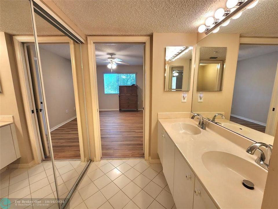 For Sale: $225,000 (2 beds, 2 baths, 1275 Square Feet)