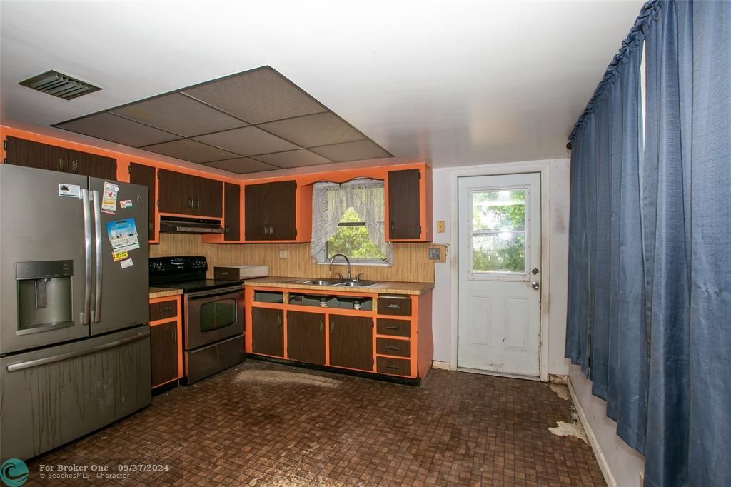 For Sale: $409,000 (4 beds, 2 baths, 1511 Square Feet)