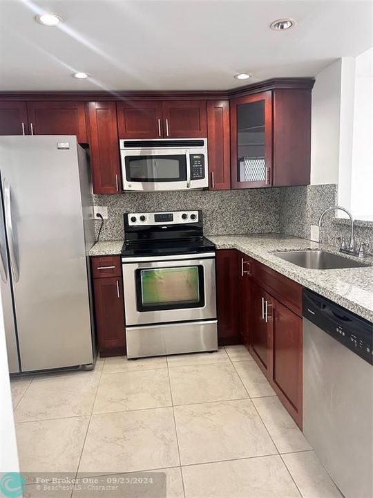 For Rent: $1,900 (1 beds, 1 baths, 812 Square Feet)