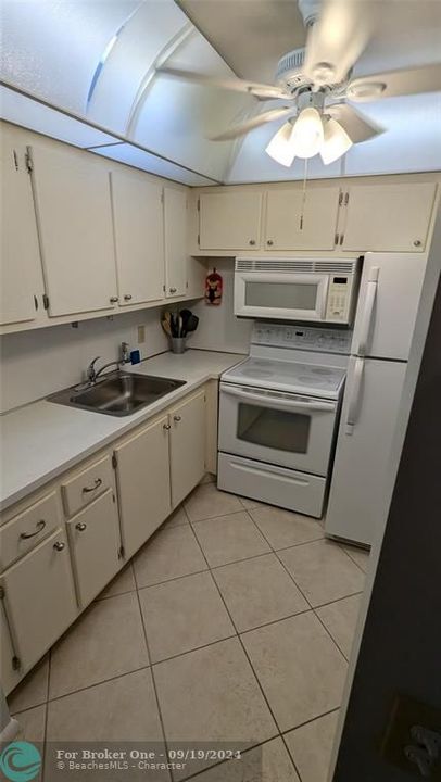 For Sale: $120,000 (1 beds, 1 baths, 719 Square Feet)