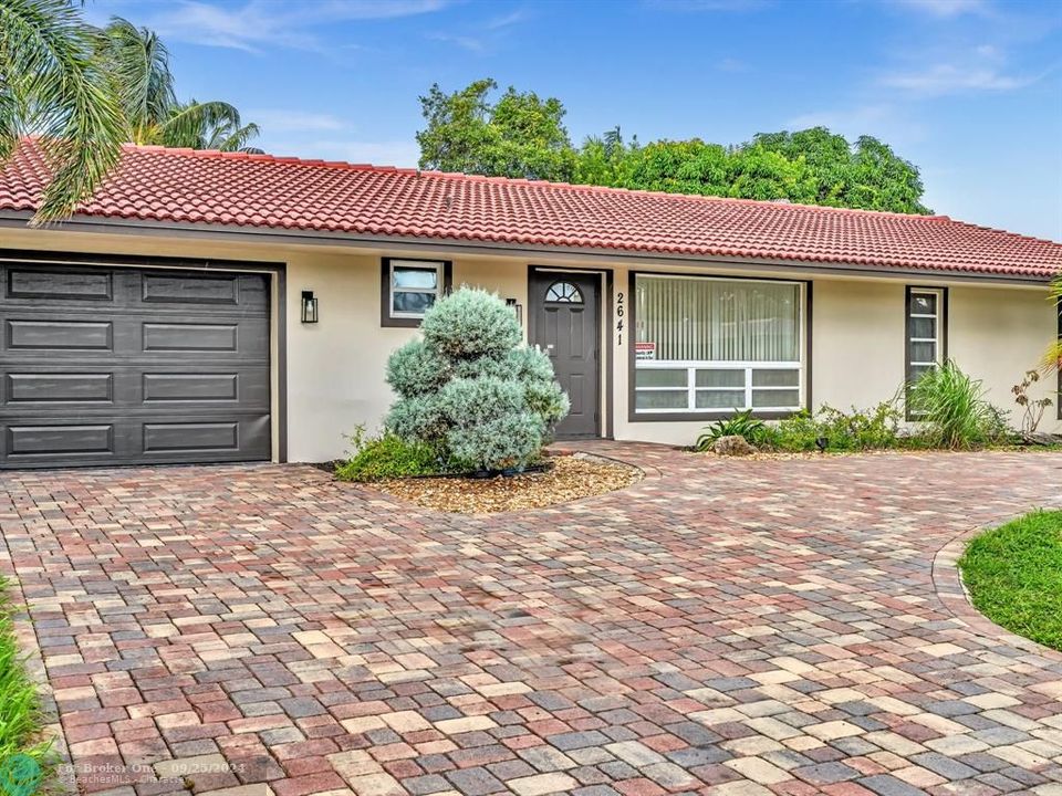 For Sale: $895,000 (3 beds, 3 baths, 1894 Square Feet)