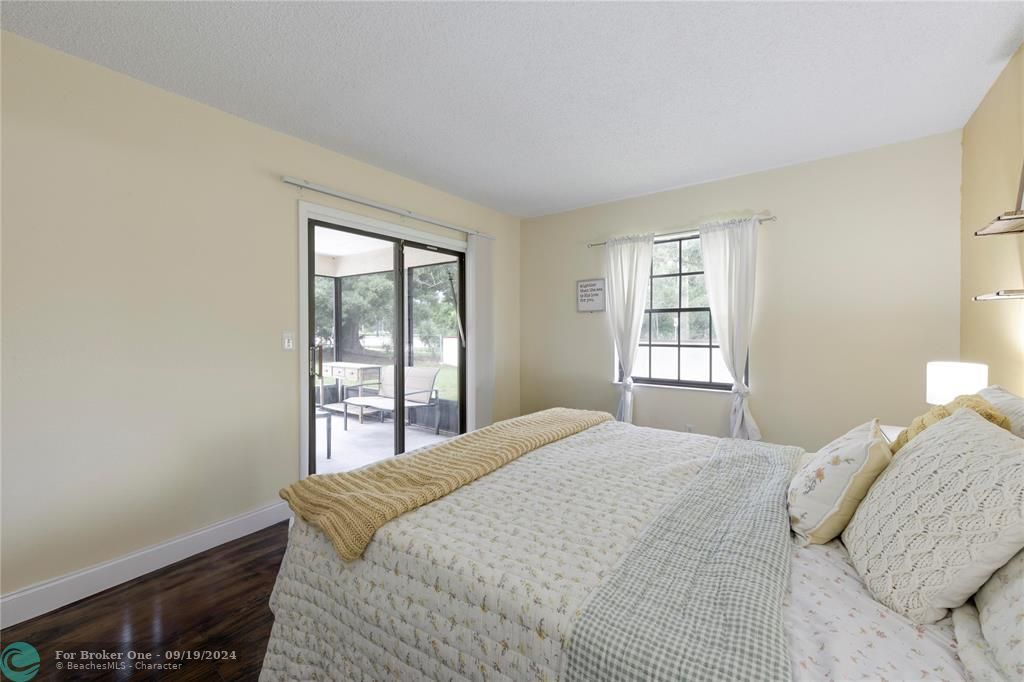 For Sale: $259,000 (2 beds, 2 baths, 825 Square Feet)