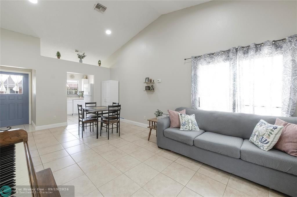 For Sale: $259,000 (2 beds, 2 baths, 825 Square Feet)