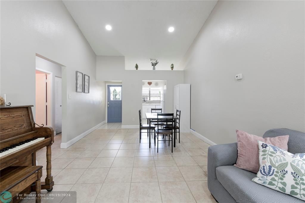 For Sale: $259,000 (2 beds, 2 baths, 825 Square Feet)