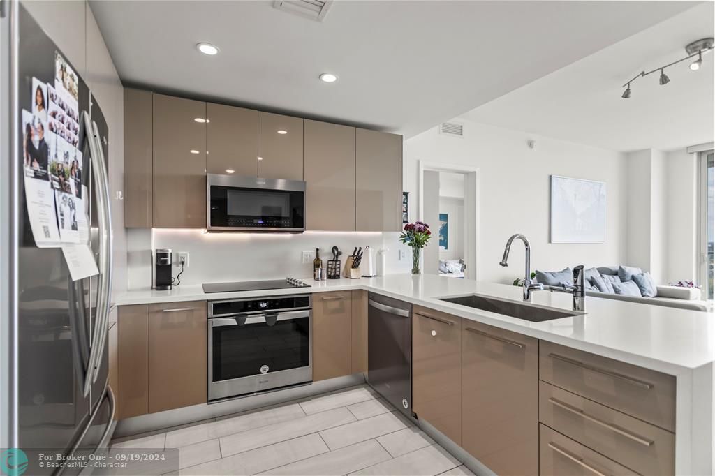 For Sale: $499,900 (2 beds, 2 baths, 1050 Square Feet)