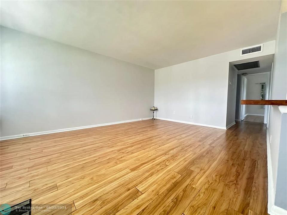 For Sale: $194,900 (2 beds, 1 baths, 828 Square Feet)