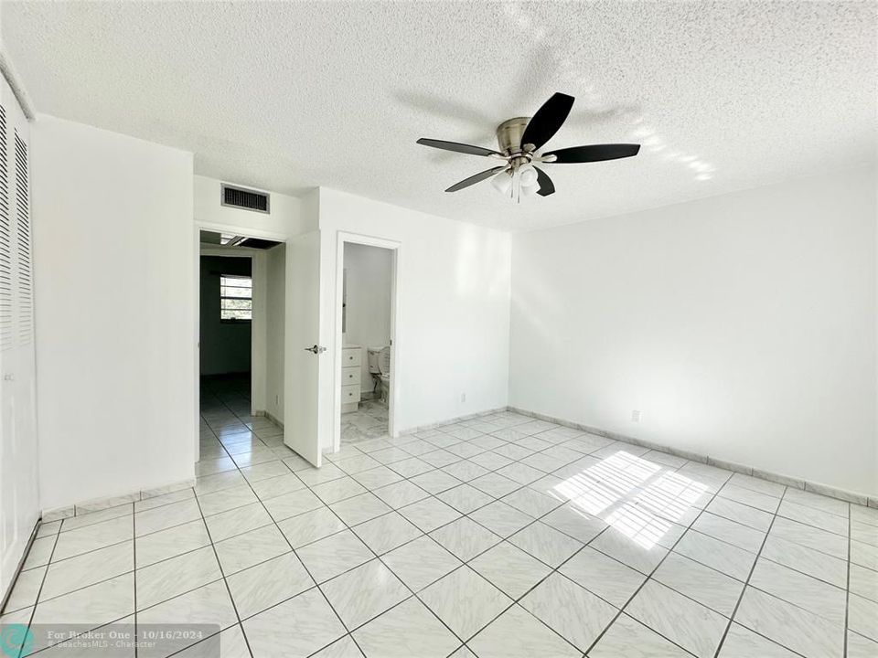 For Rent: $1,800 (2 beds, 2 baths, 944 Square Feet)