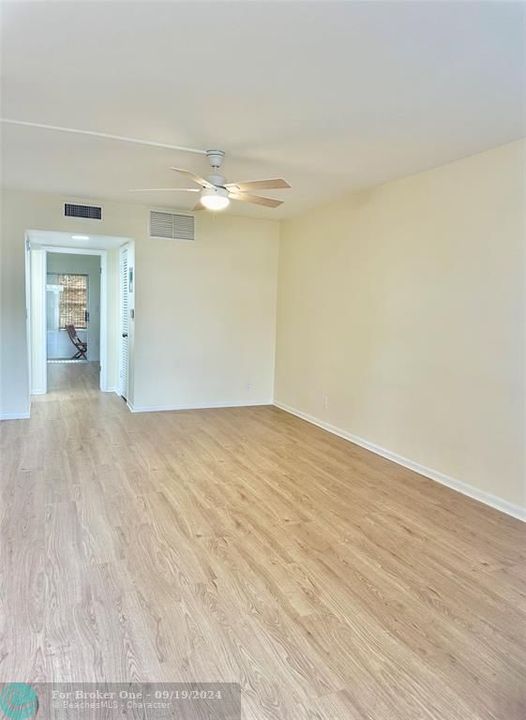 For Sale: $138,999 (1 beds, 1 baths, 866 Square Feet)