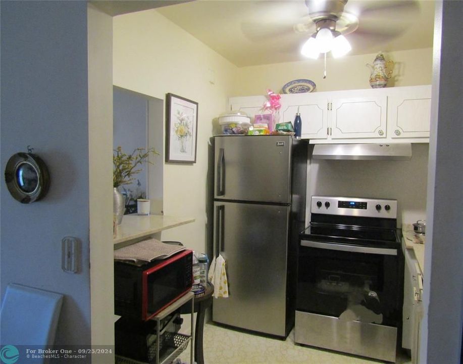 For Sale: $105,000 (1 beds, 1 baths, 720 Square Feet)