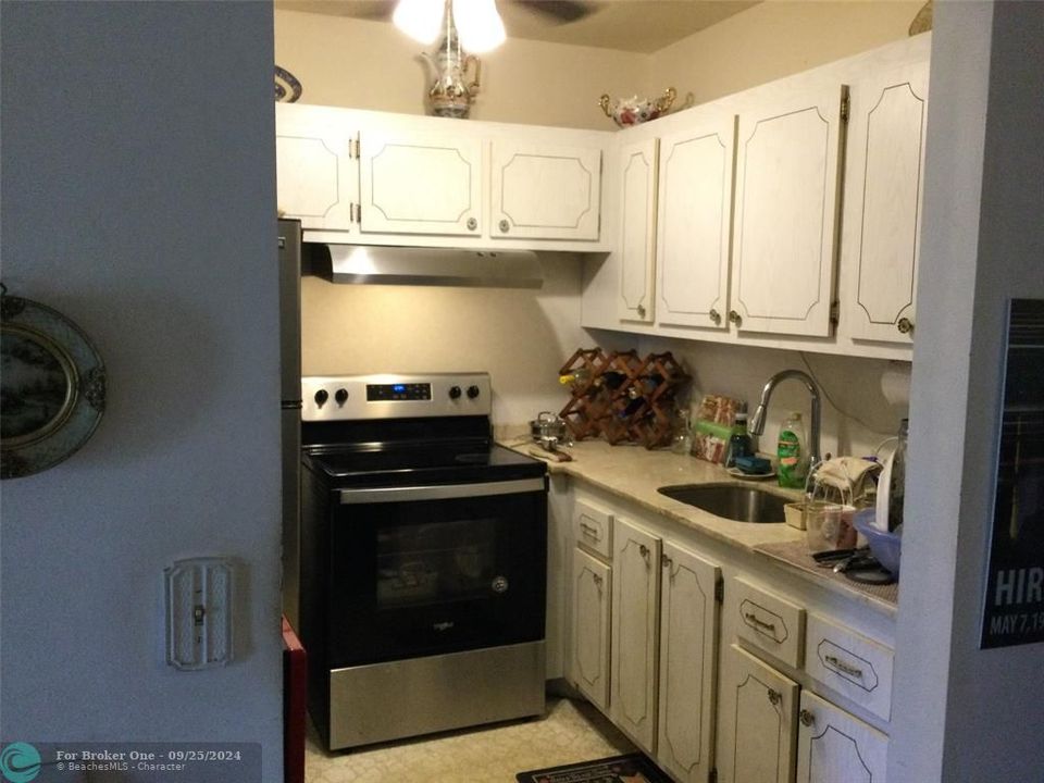 For Sale: $105,000 (1 beds, 1 baths, 720 Square Feet)