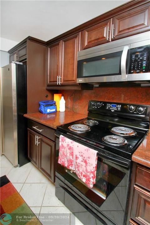 For Sale: $219,000 (1 beds, 1 baths, 760 Square Feet)