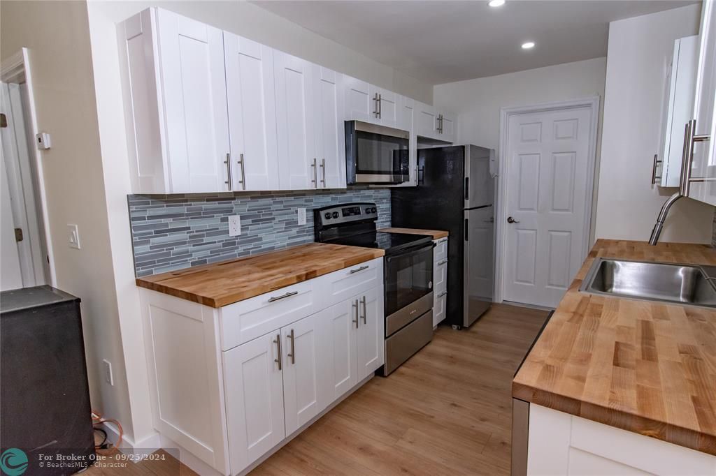 For Sale: $324,999 (2 beds, 2 baths, 925 Square Feet)