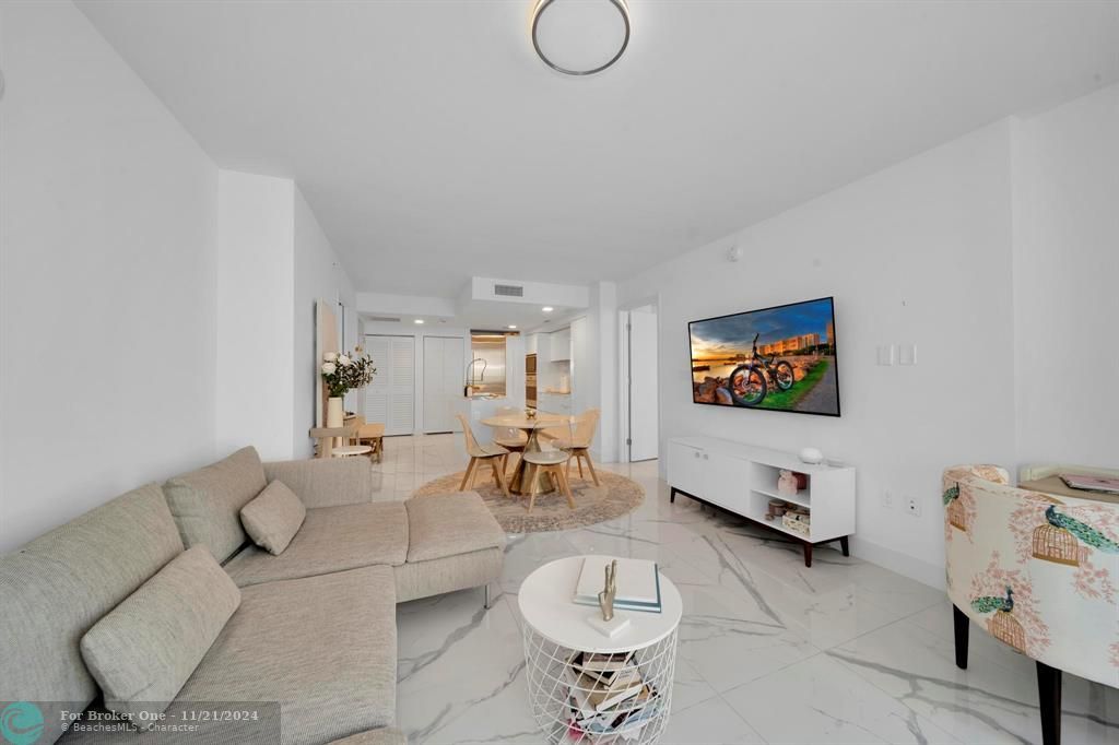 For Sale: $850,000 (1 beds, 1 baths, 826 Square Feet)