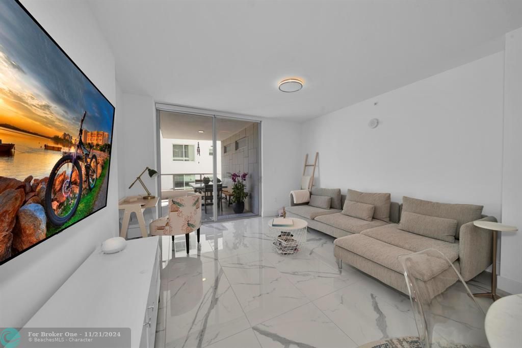 For Sale: $850,000 (1 beds, 1 baths, 826 Square Feet)