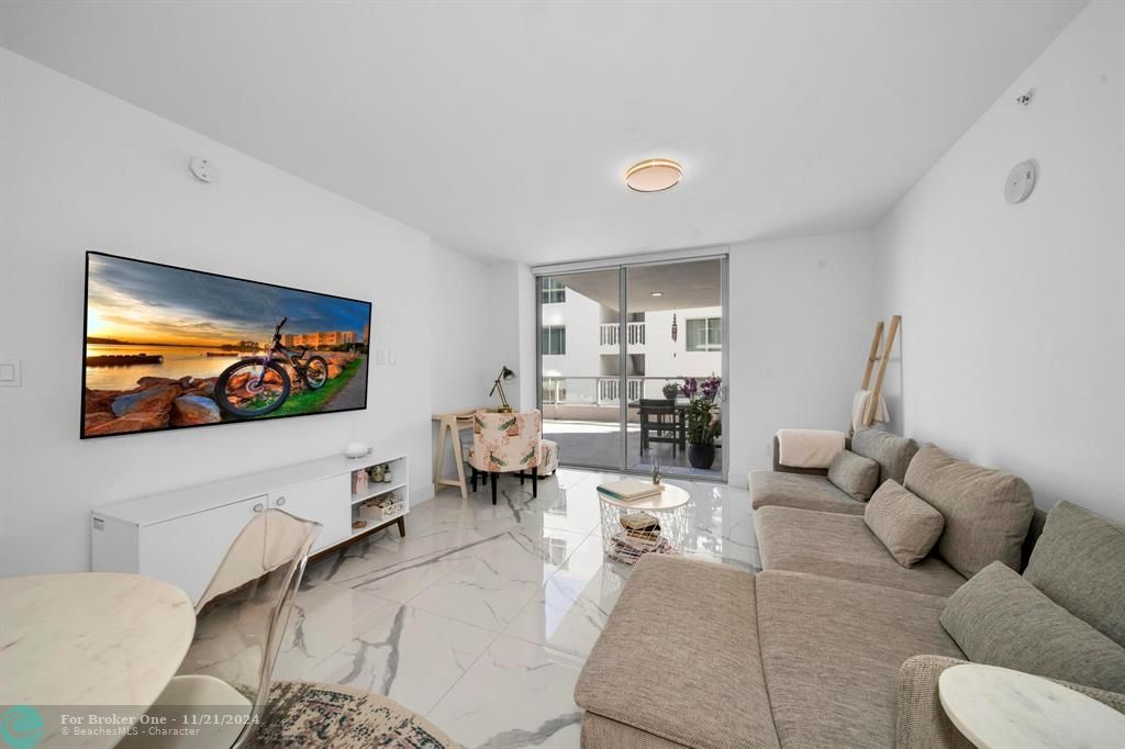 For Sale: $850,000 (1 beds, 1 baths, 826 Square Feet)