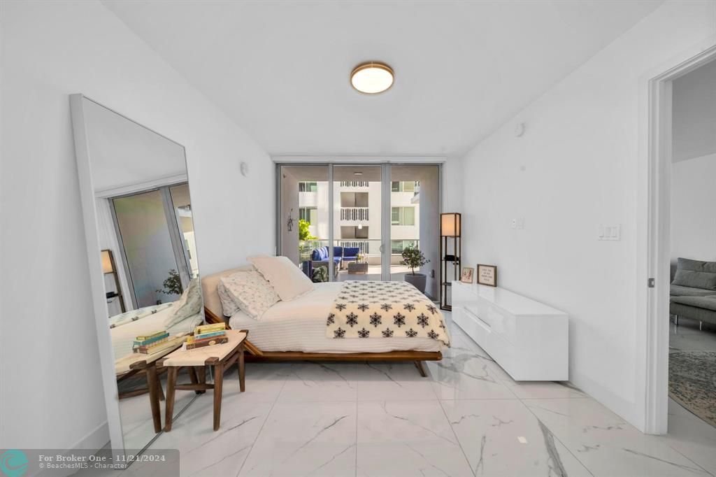 For Sale: $850,000 (1 beds, 1 baths, 826 Square Feet)