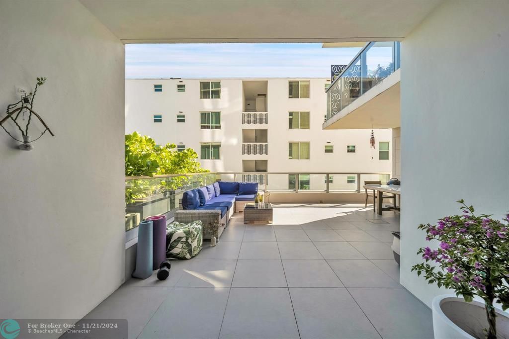 For Sale: $850,000 (1 beds, 1 baths, 826 Square Feet)