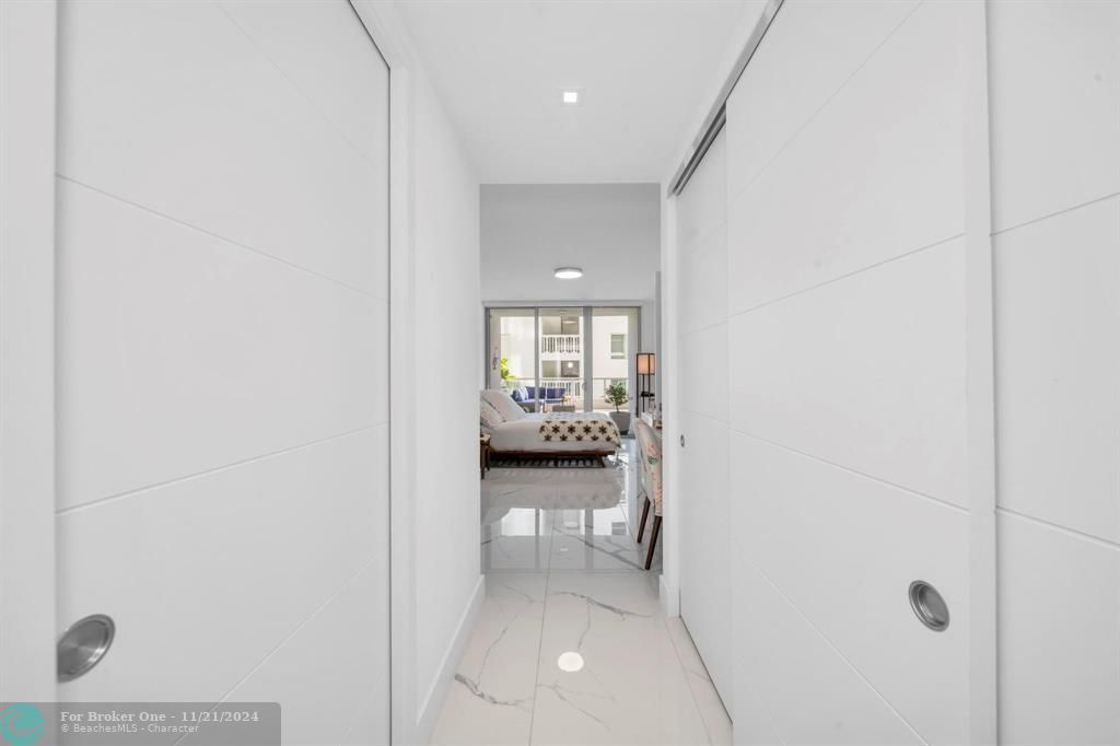 For Sale: $850,000 (1 beds, 1 baths, 826 Square Feet)