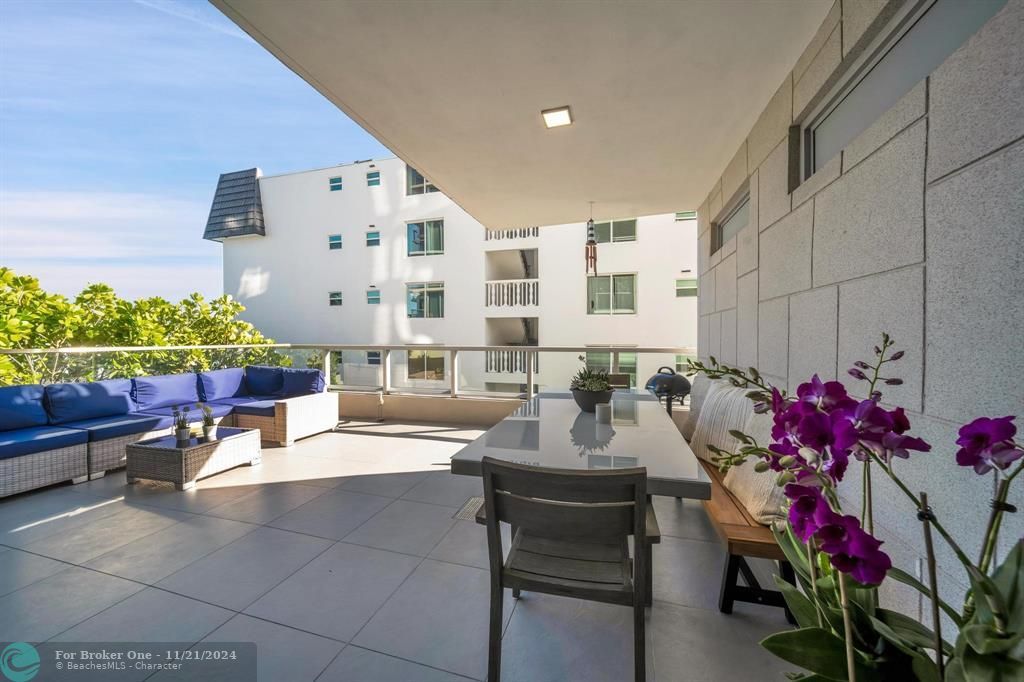 For Sale: $850,000 (1 beds, 1 baths, 826 Square Feet)