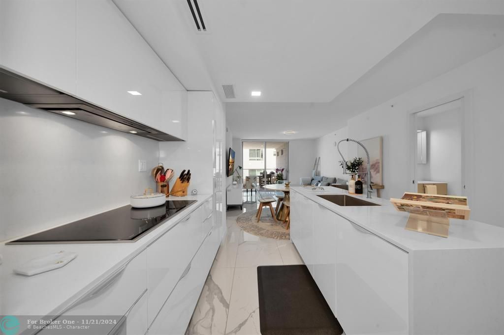 For Sale: $850,000 (1 beds, 1 baths, 826 Square Feet)