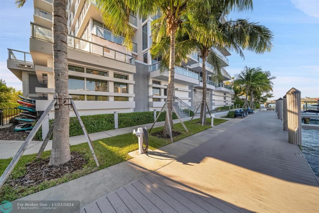 For Sale: $850,000 (1 beds, 1 baths, 826 Square Feet)