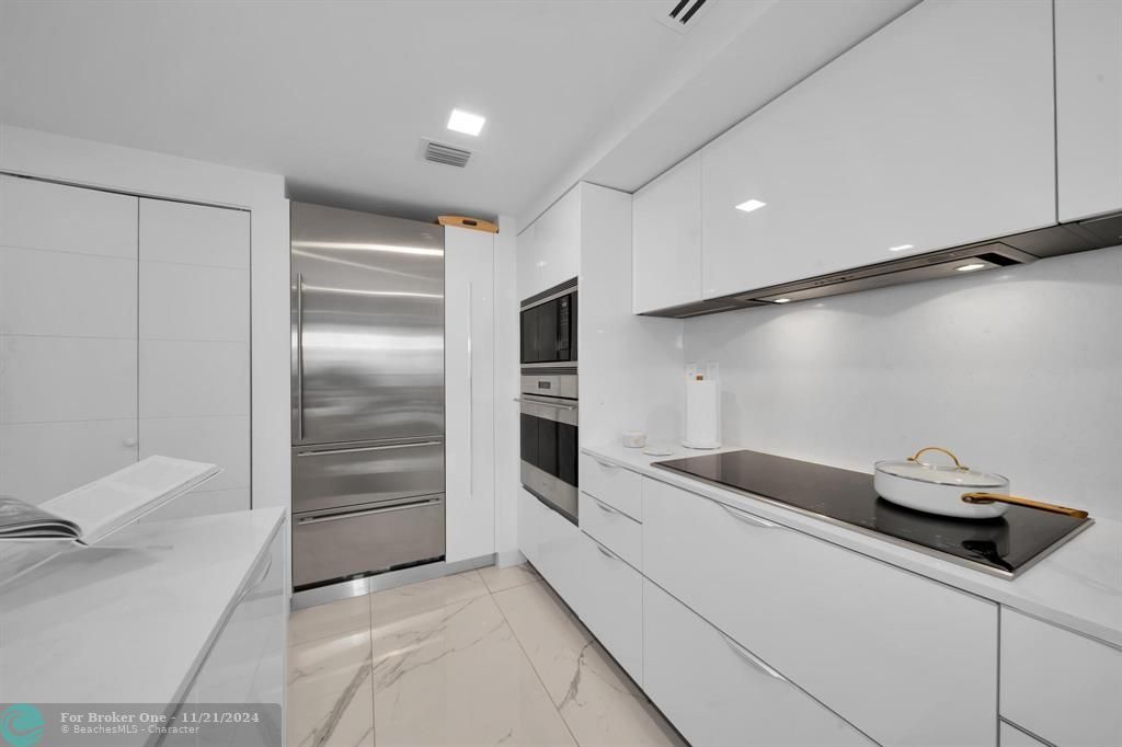 For Sale: $850,000 (1 beds, 1 baths, 826 Square Feet)