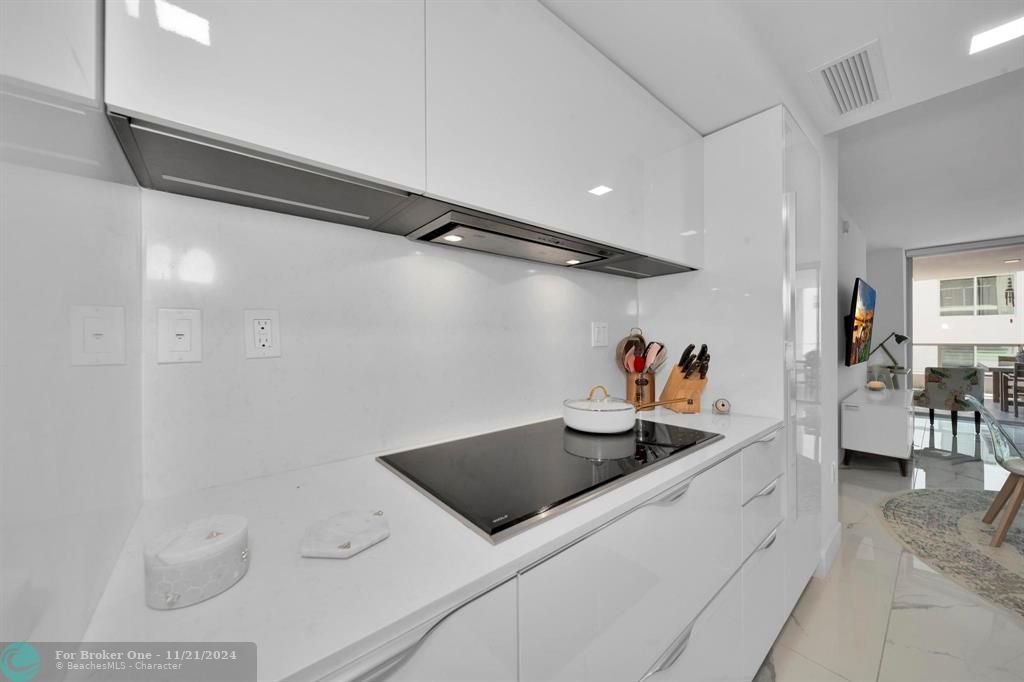 For Sale: $850,000 (1 beds, 1 baths, 826 Square Feet)