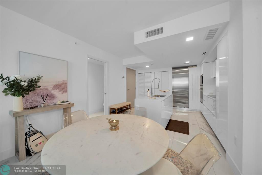 For Sale: $850,000 (1 beds, 1 baths, 826 Square Feet)