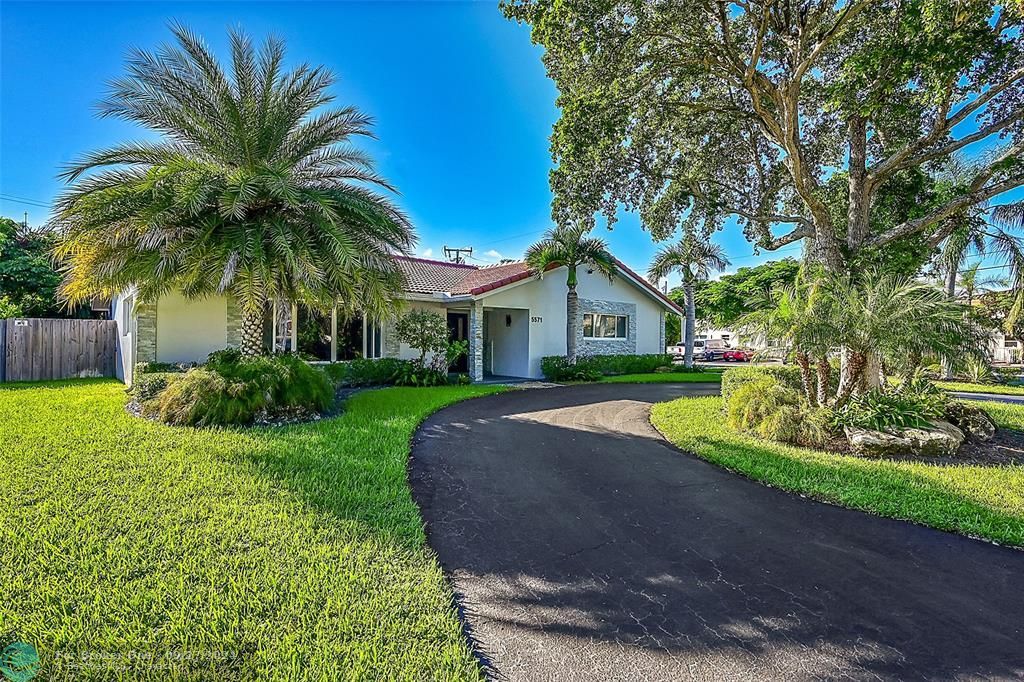 For Sale: $950,000 (3 beds, 3 baths, 2219 Square Feet)