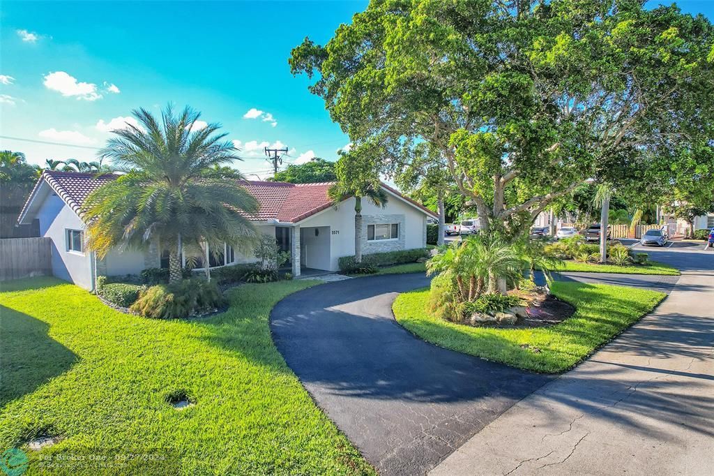 For Sale: $950,000 (3 beds, 3 baths, 2219 Square Feet)