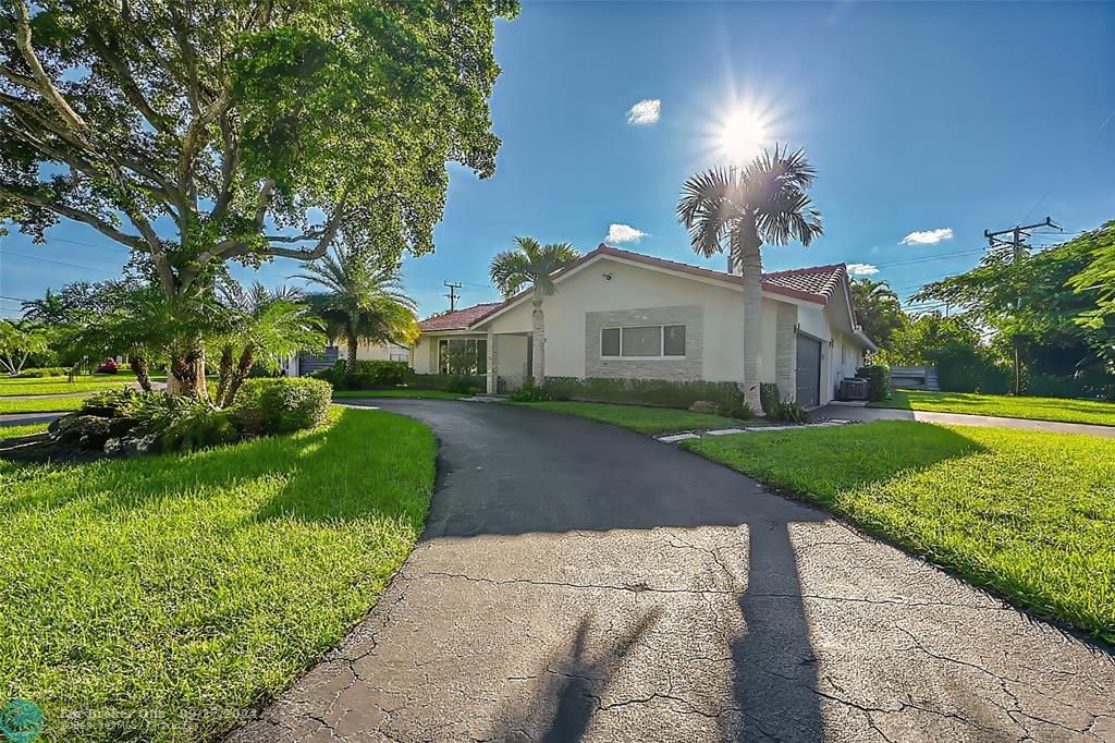 For Sale: $950,000 (3 beds, 3 baths, 2219 Square Feet)