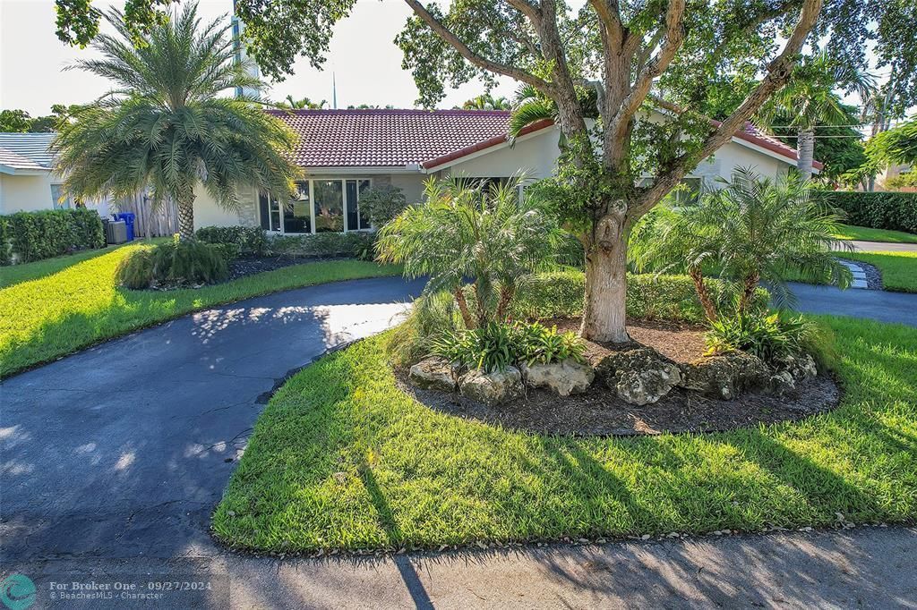 For Sale: $950,000 (3 beds, 3 baths, 2219 Square Feet)