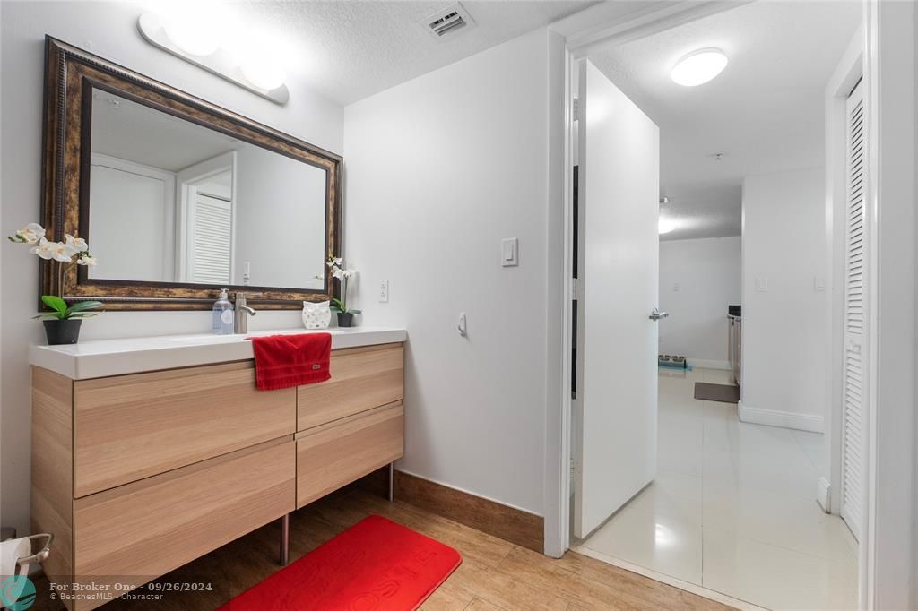 For Sale: $479,994 (1 beds, 1 baths, 841 Square Feet)