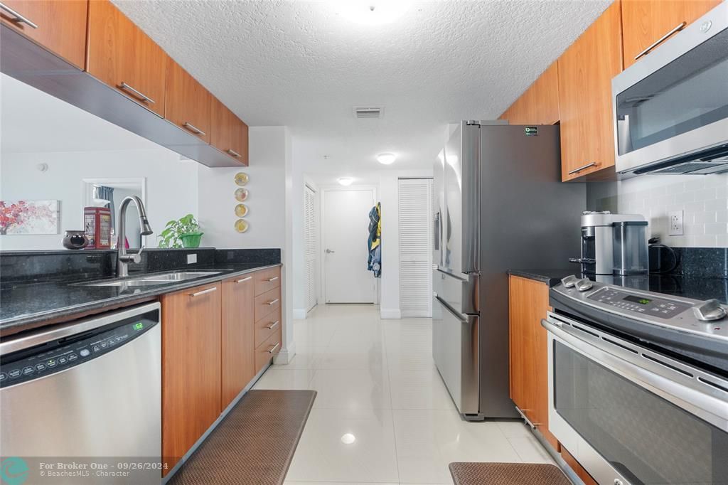 For Sale: $479,994 (1 beds, 1 baths, 841 Square Feet)